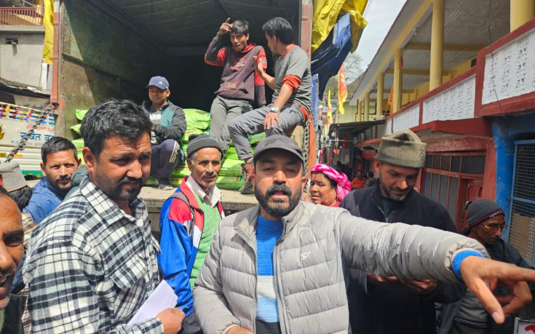 खाद वितरण के दौरान किसानों के बीच मची भगदड़,गुस्साएं किसानों ने समिति के खिलाफ की नारेबाजी