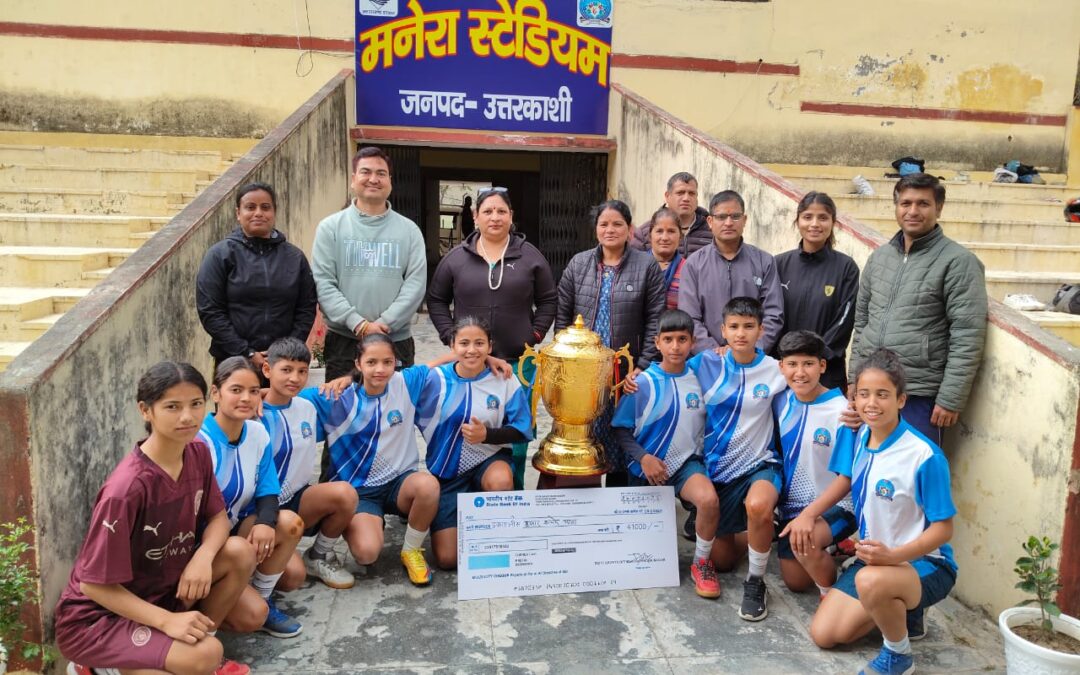 फूटबाल टूर्नामेंट जीतने के बाद खिलाड़ियों का किया भव्य स्वागत