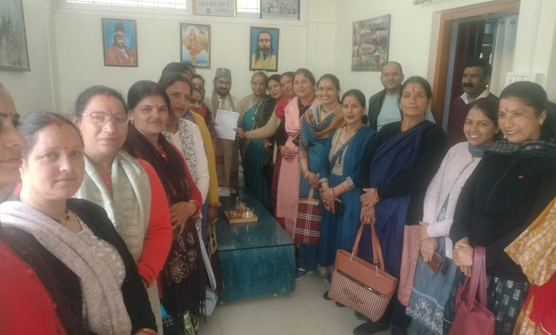अंग्रेजी शराब की दुकान के विरोध में आठ गांव की महिलाएं पहुंची जिला मुख्यालय,गंगोत्री विधायक को सौंपा ज्ञापन