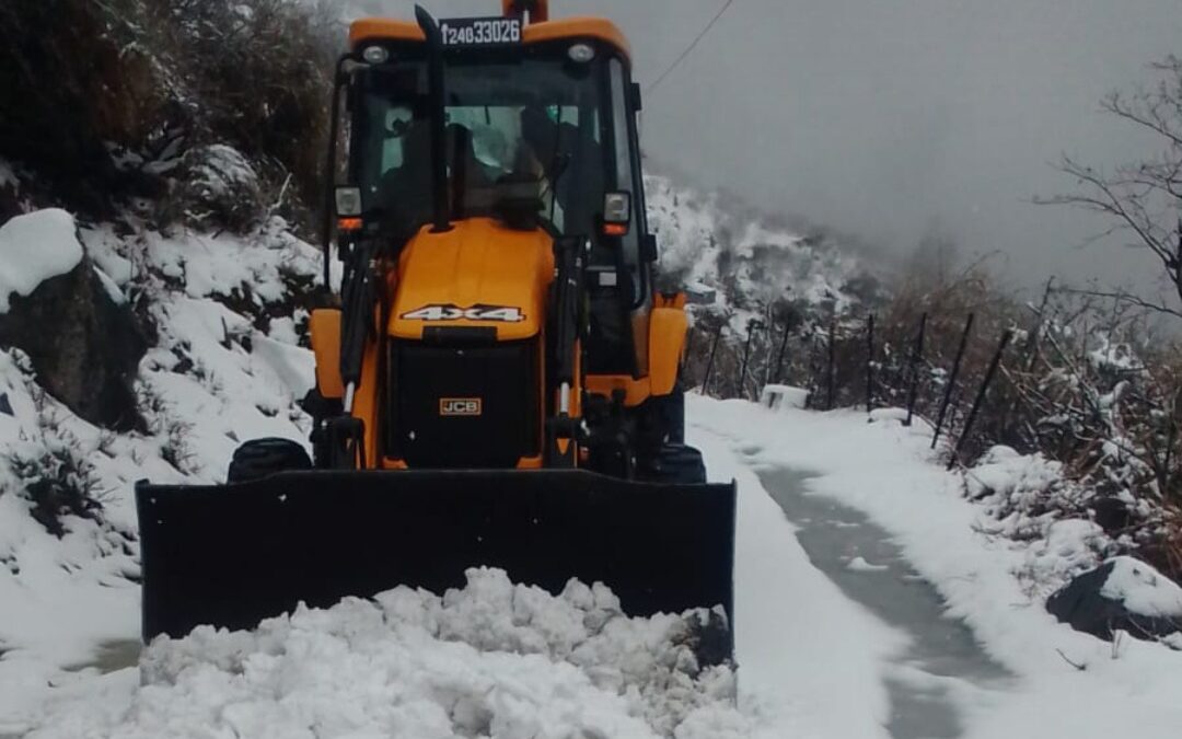 बर्फबारी के कारण अवरुद्ध राजमार्ग को बीआरओ ने वाहनों की आवाजाही के लिए खोला,मुखबा में पीएम मोदी के दौरे की तैयारियां हुई तेज
