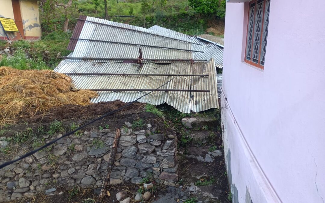 तेज तूफान में उड़ी गौशाला व आवासीय भवन की छत, जनपद के कई हिस्सों में बिजली गुल