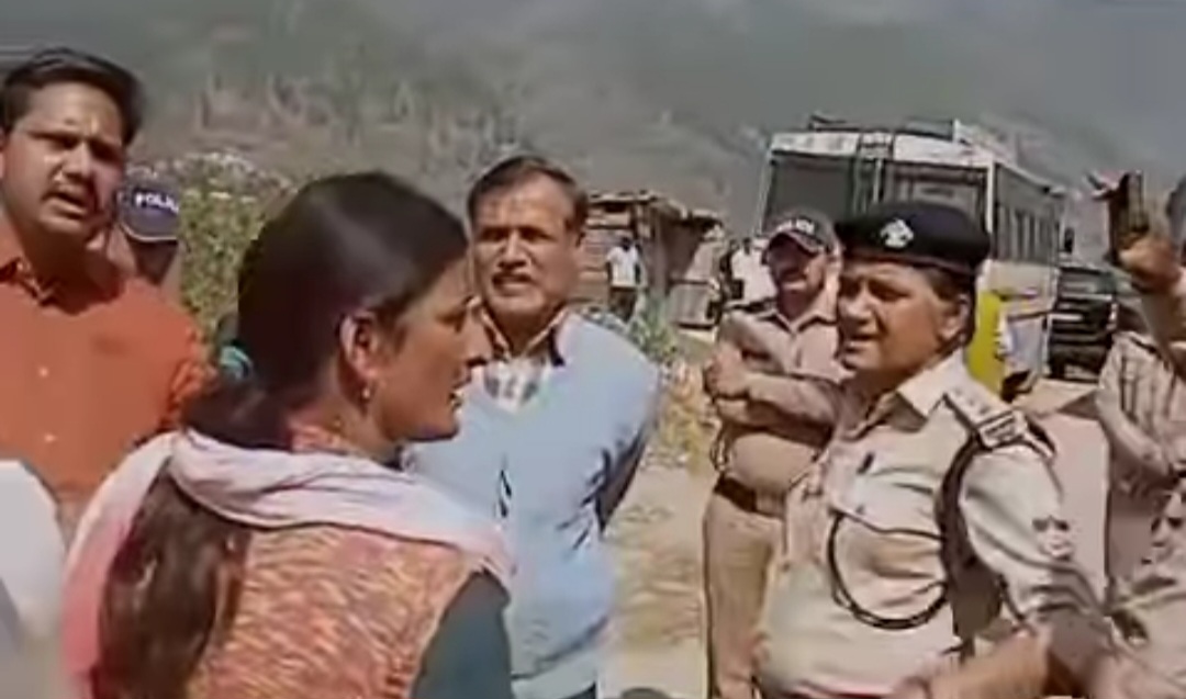 हॉटमिक्स प्लांट के खिलाफ ग्रामीणों का विरोध, पुलिस ने बलपूर्वक ग्रामीणों को हटाया,हाईकोर्ट में जनहित याचिका दायर करेंगे