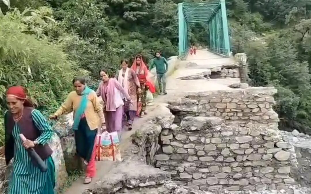 सड़क नहीं खुलने से क्षतिग्रस्त पुल से आवाजाही करने को विवश हैं तीन गांव के ग्रामीण और स्कूली बच्चे