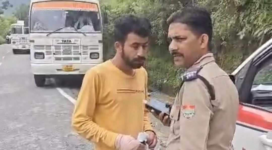 शराब पीकर स्कूली बच्चों छोड़ने जा रहे चालक, ड्रिंक एंड ड्राइविंग चालानी कार्रवाई,वाहन सीज