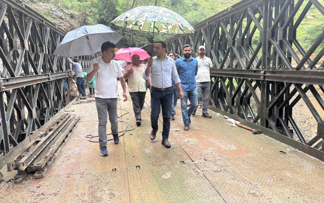 डीएम ने ओजरी में किया वैली ब्रिज का निरीक्षण,गुणवत्ता और निर्धारित समय-सीमा के अंदर निर्माण पूरा करने के निर्देश