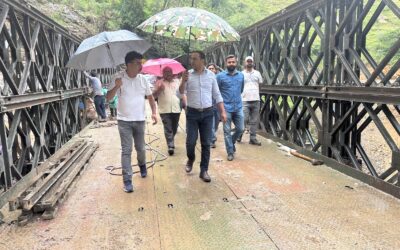 डीएम ने ओजरी में किया वैली ब्रिज का निरीक्षण,गुणवत्ता और निर्धारित समय-सीमा के अंदर निर्माण पूरा करने के निर्देश