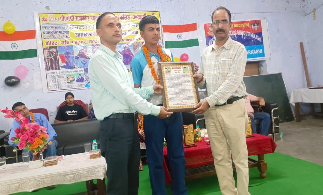 ​​शिक्षकों ने एवरेस्ट विजेता सचिन कुमार और उसके माता-पिता को किया सम्मानित