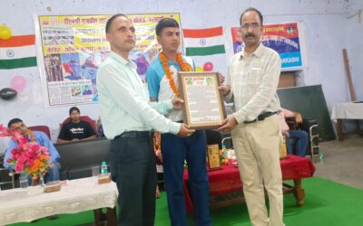 ​​शिक्षकों ने एवरेस्ट विजेता सचिन कुमार और उसके माता-पिता को किया सम्मानित