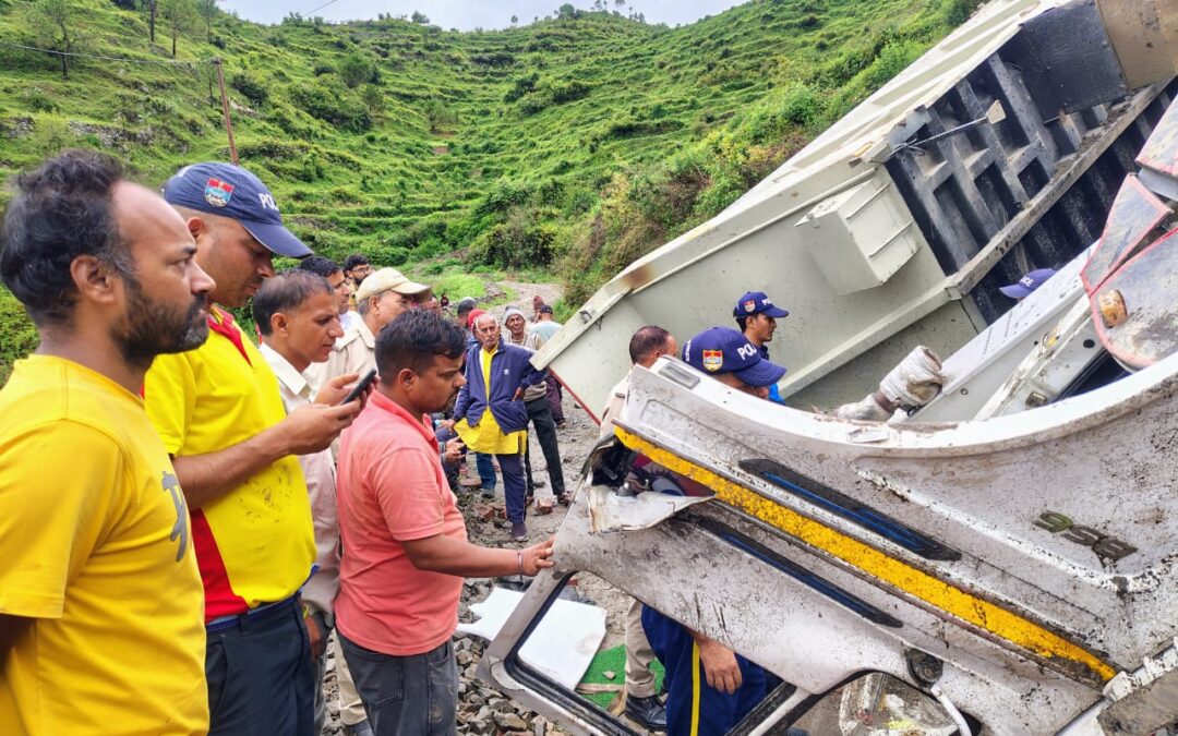 वाहन हादसे में एक व्य​क्ति की दर्दनाक मौत, दो लोग घायल