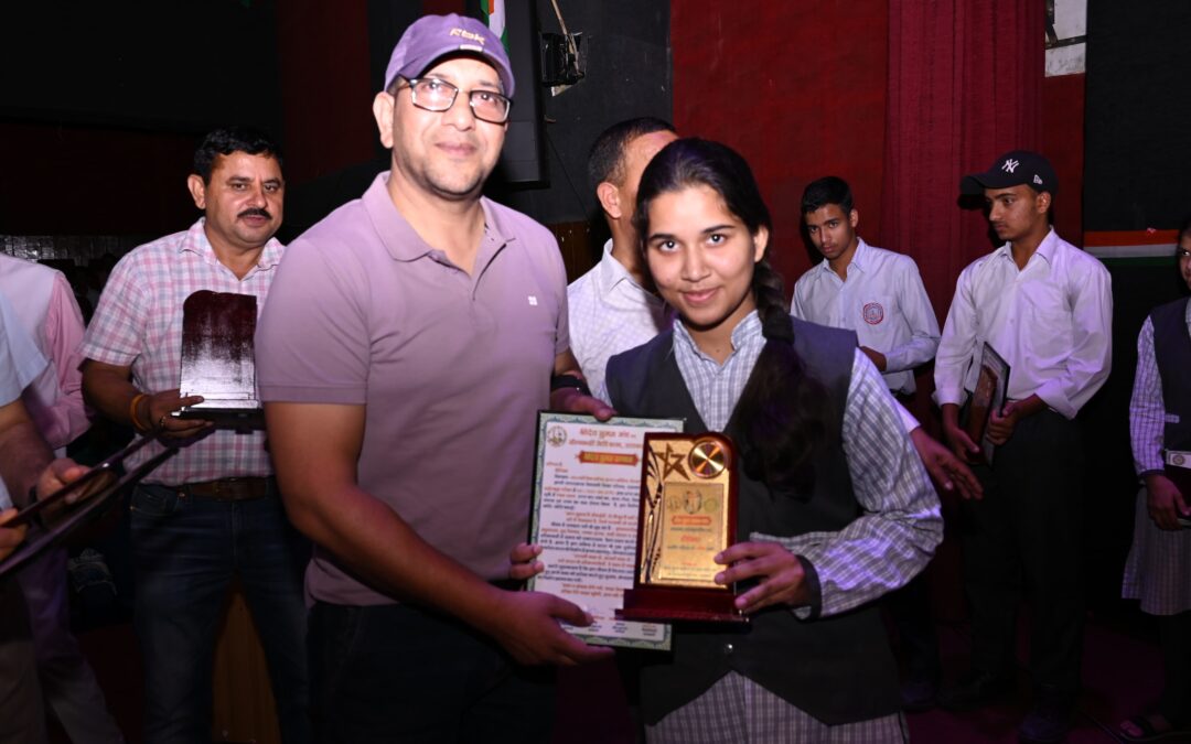 श्रीदेव सुमन जयंती पर मंच ने जनपद के हाईस्कूल एवं इंटरमीडिएट के 48 मेधावी छात्र-छात्राओं को किया सम्मानित