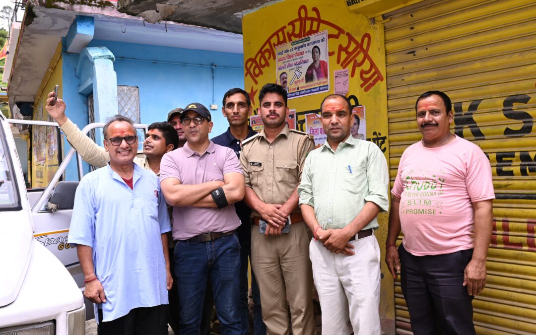 जिला​धिकारी प्रशांत आर्य ने वि​भिन्न पोलिंग बूथों का किया निरीक्षण, संवेदनशील बूथों पर सुरक्षा कड़े इंतजाम करने के निर्देश