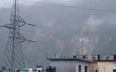 मनेरा बाईपास सड़क पर पहाड़ी से रातभर भूस्खलन जारी,सो नहीं पाए आसपास कस्बे के लोग