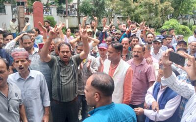 री काउंटिंग की मांग को लेकर मीना गंगाडी के सम​र्थकों ने कलक्ट्रेट में किया उग्र उग्र प्रदर्शन,डीएम को साैंपा ज्ञापन