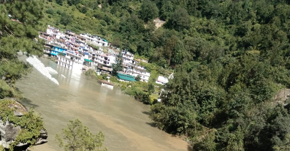 अस्थाई झील का पानी स्कूल,होटल व आवासीय भवनों में घुसा,प्रशासन ने खाली करवाए,झील बनने से घाटी के नीचले क्षेत्रों के लिए खतरा