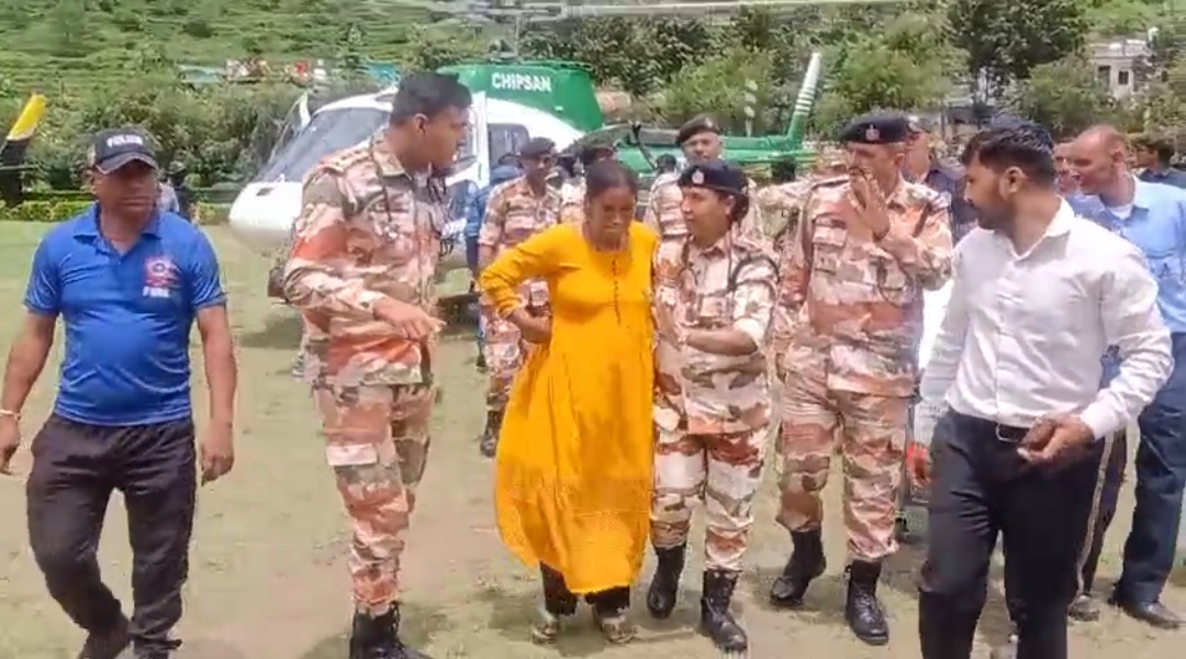 पांच गर्भवती महिलाओं को हेली रेस्क्यू कर पहुंचाया जिला अस्पताल, स्त्री रोग विशेषज्ञ कर रही निगरानी