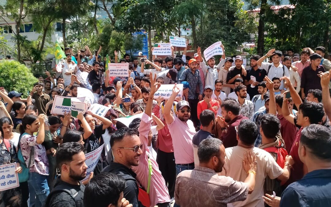 पेपर लीक मामले में फूटा युवाओं का गुस्सा, जिला मुख्यालय पर यूकेडी,बेरोजगार संघ और युवाओं ने सरकार के ​खिलाफ किया उग्र प्रदर्शन