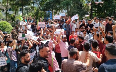 पेपर लीक मामले में फूटा युवाओं का गुस्सा, जिला मुख्यालय पर यूकेडी,बेरोजगार संघ और युवाओं ने सरकार के ​खिलाफ किया उग्र प्रदर्शन