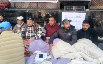 पालिका के आश्वासन पर भी नहीं माने आंदोलनकारी, कचरा नहीं हटने तक देंगे धरना