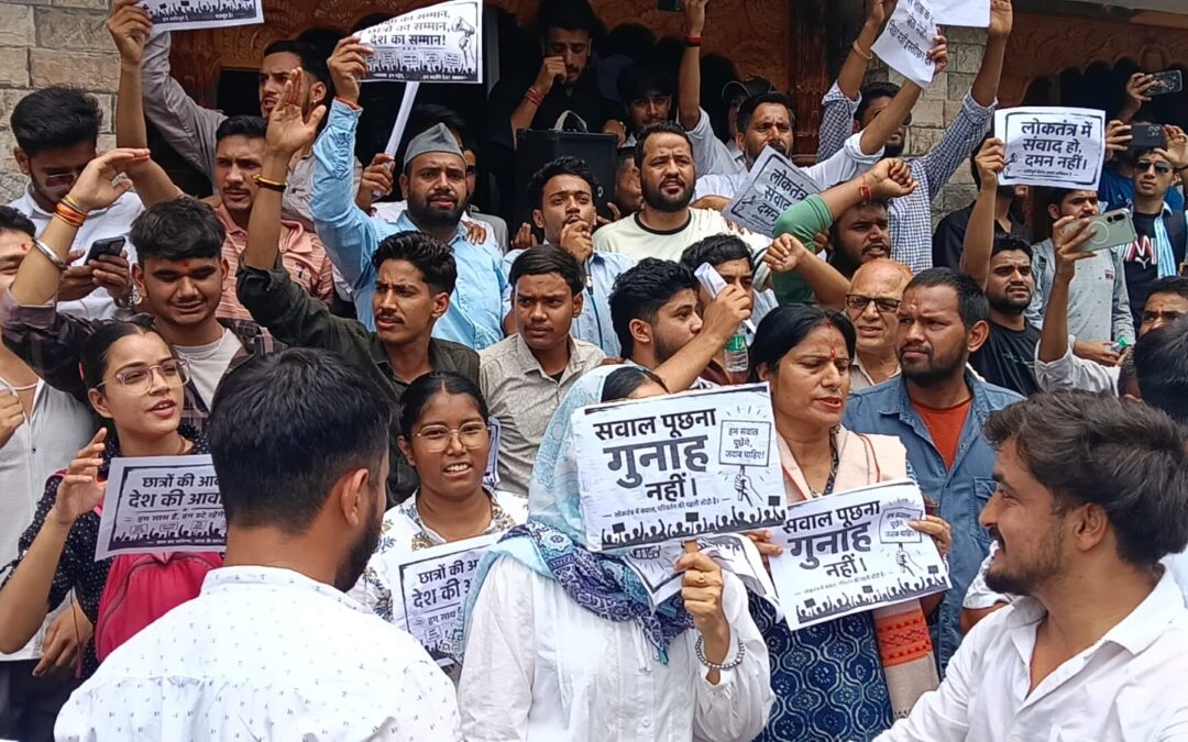 जंतर-मंतर लाठीचार्ज के विरोध में उत्तरकाशी में युवाओं का प्रदर्शन, राष्ट्रपति के नाम भेजा ज्ञापन
